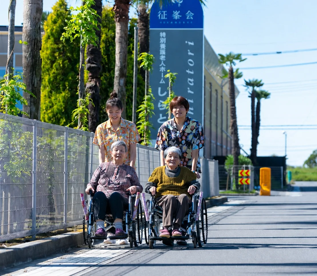 青空の下、スタッフと一緒にのんびりとお散歩