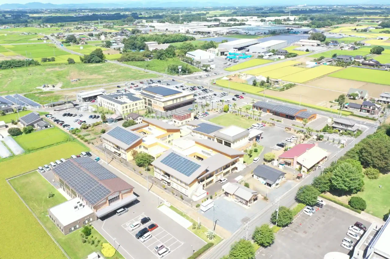 筑西市上平塚に広がる社会福祉法人征峯会の事業所群を撮影した上空写真。