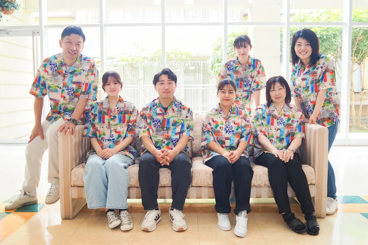 オリジナルウェルフェアアートアロハシャツを着た征峯会職員