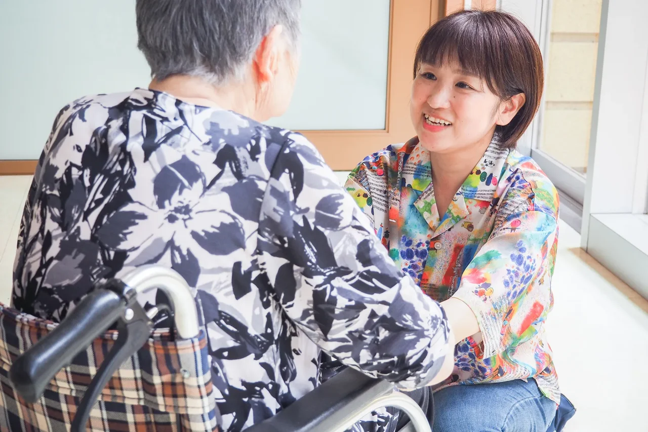 オリジナルウェルフェアアートアロハシャツを着た征峯会職員