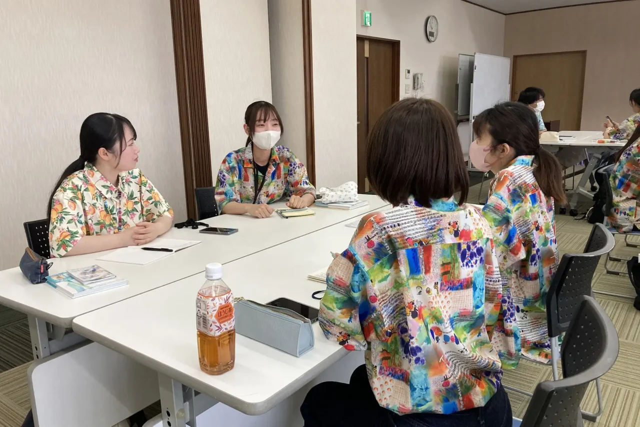 グループワークでお互いの頑張りを共有する新入職員たち