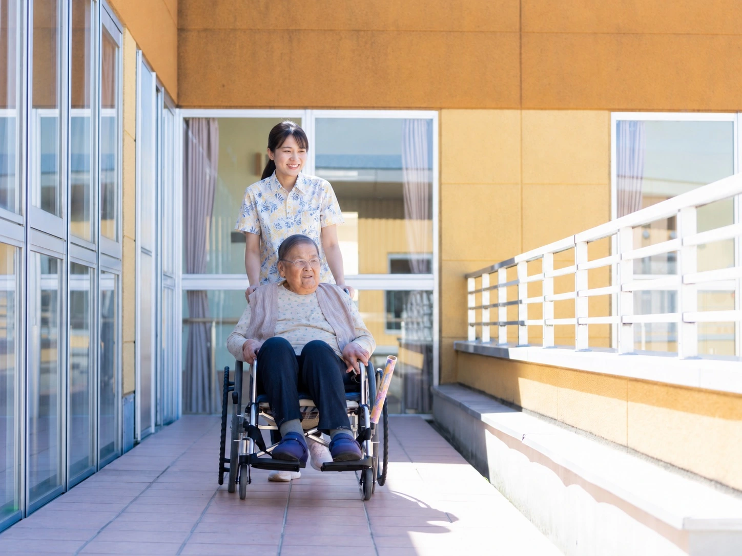 明るい日差しが差し込むテラスで、のんびりとお散歩。