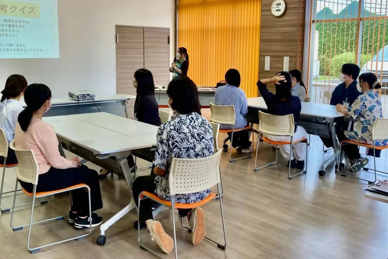 プロジェクターを使って水平思考クイズを楽しむ学生交流会の様子