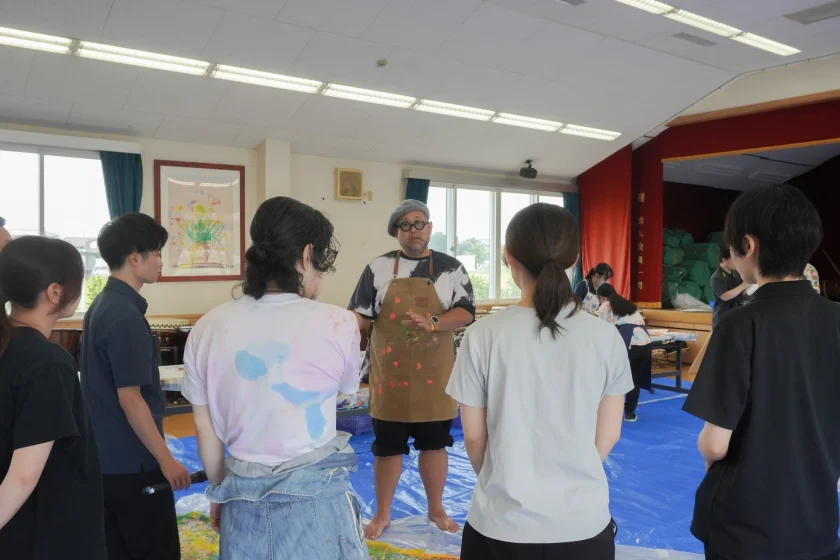 NODDの仲西氏を中心に、完成した作品を前に集まる学生インターンたち