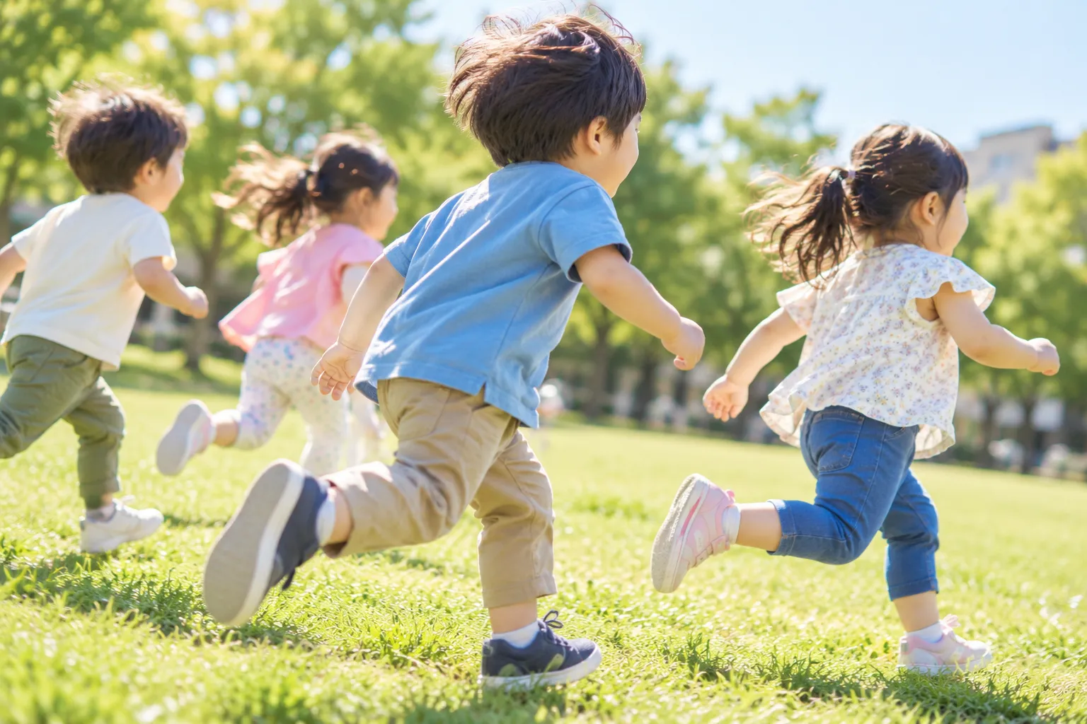 芝生を駆ける子どもたち