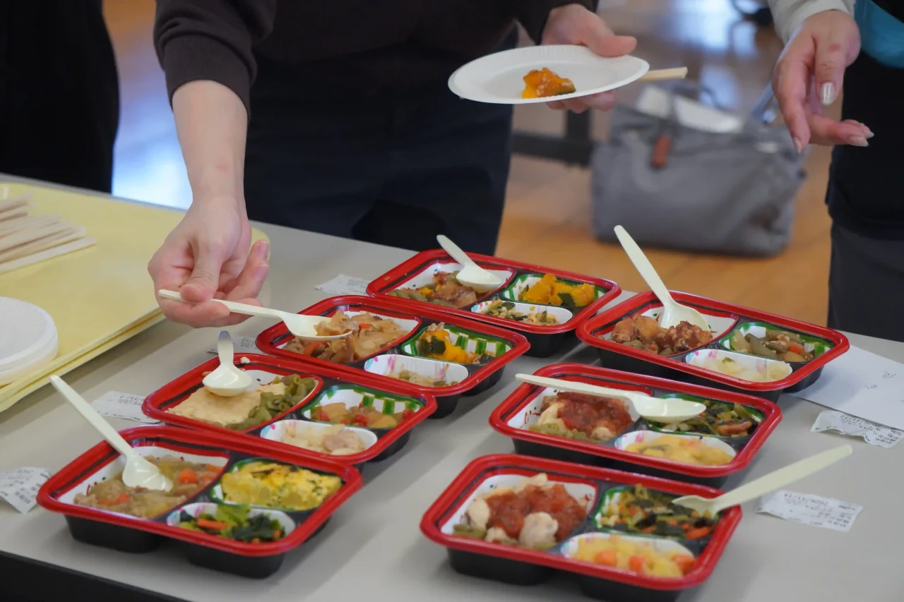 ミールリンクのお弁当を試食する参加者の様子