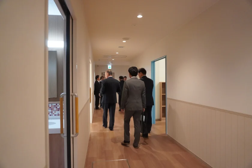 新施設の廊下を見学されるご来賓の皆様